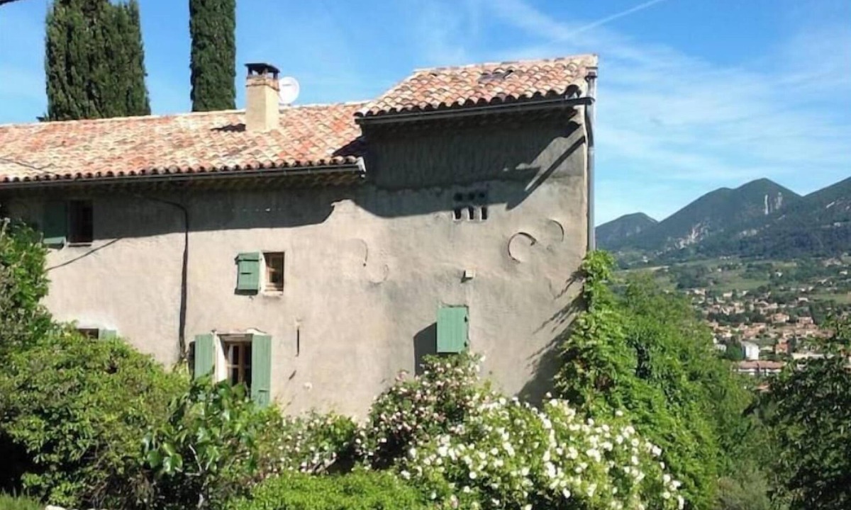 Nyons Apartment | Charming little studio, panoramic view of Nyons (2km), swimming pool, breakfast