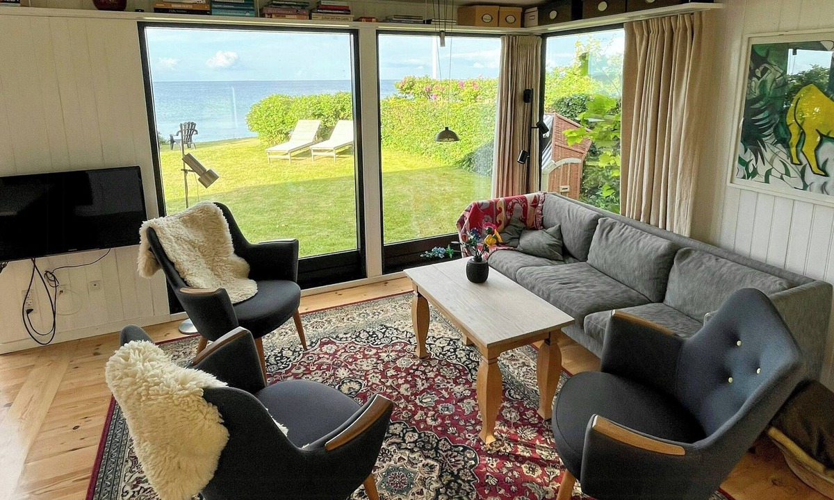 Nyborg House | Charming little summer house right by the water