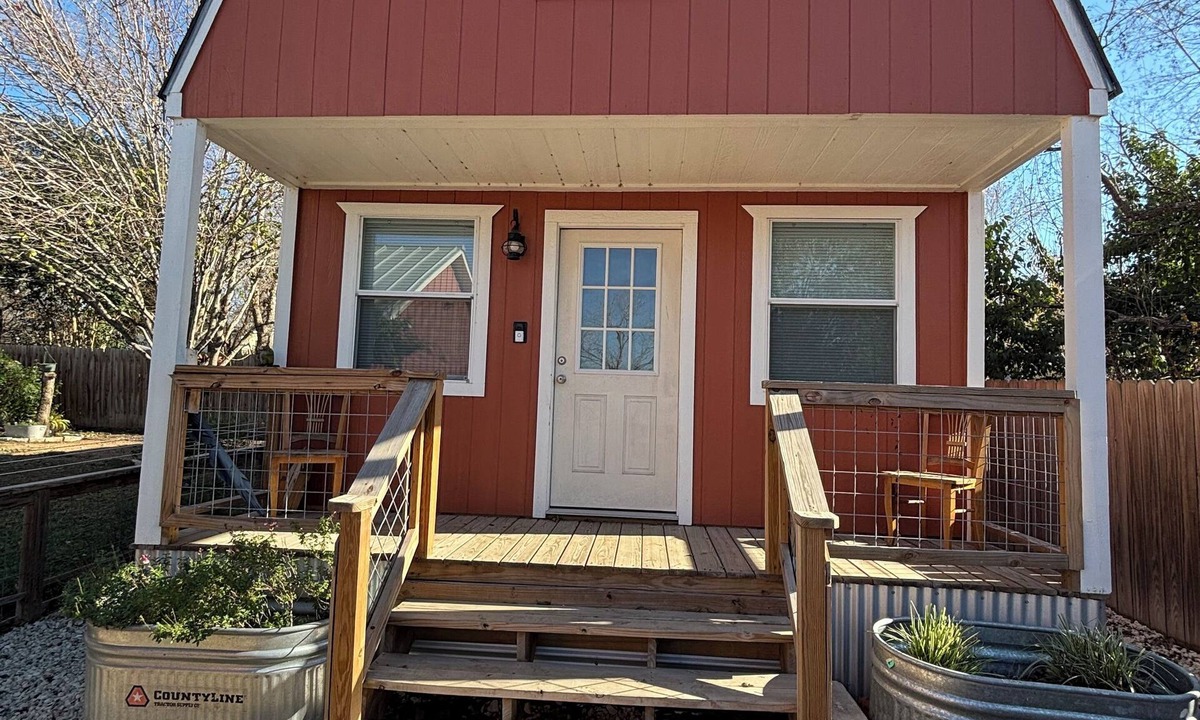 Redwood Apartment | Charming Loft style guest house in San Marcos Tx
