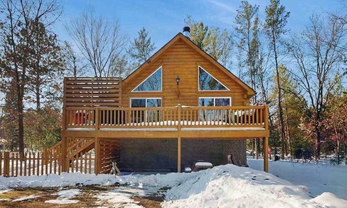 Friendship House | Charming Log Cabin- Boat, fish, hike & snowmobile—minutes to lakes & trails