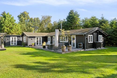 Bøtø By House | Charming Log Cabin Near The Sea