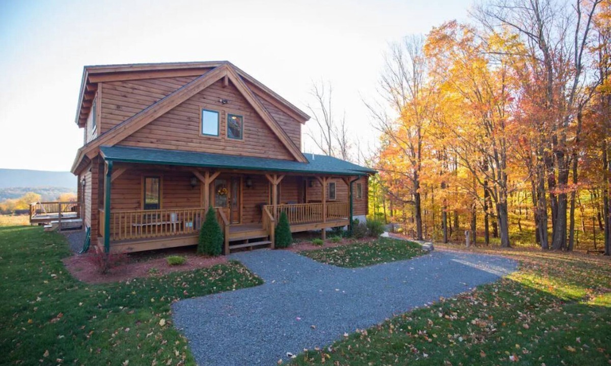 Prattsville House | Charming Log Home with Beautiful Mountain Views