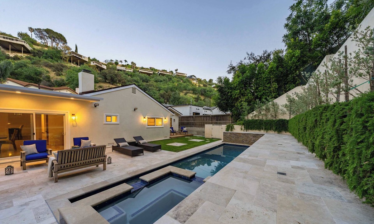 Sherman Oaks House | Charming Longview Retreat with Pool and Spa