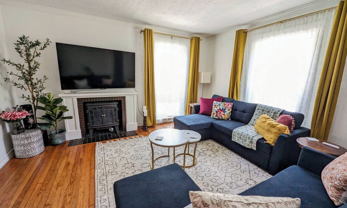 Riverside Terrace House | Charming Lux Gem in Med Center w/2 King Beds-Patio-Backyard
