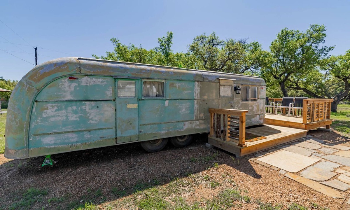 Spicewood House | Charming Luxurious Airstream Beautifully Design with Indoor Bath in Texas