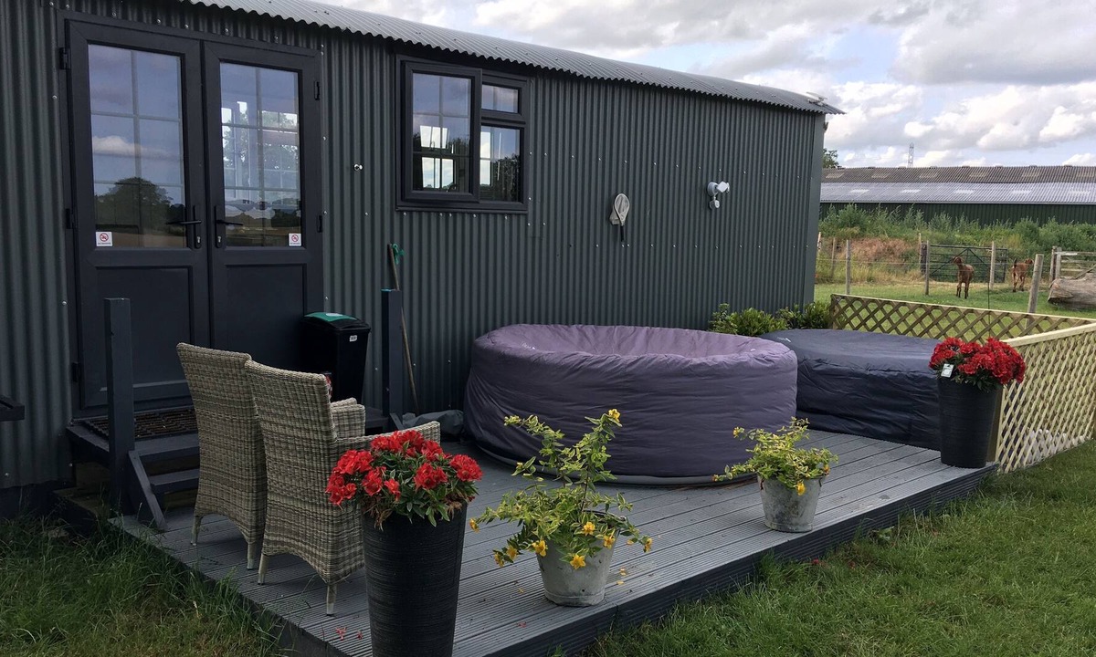 Mattingley Cabin | Charming Luxurious Rural Shepherds Hut
