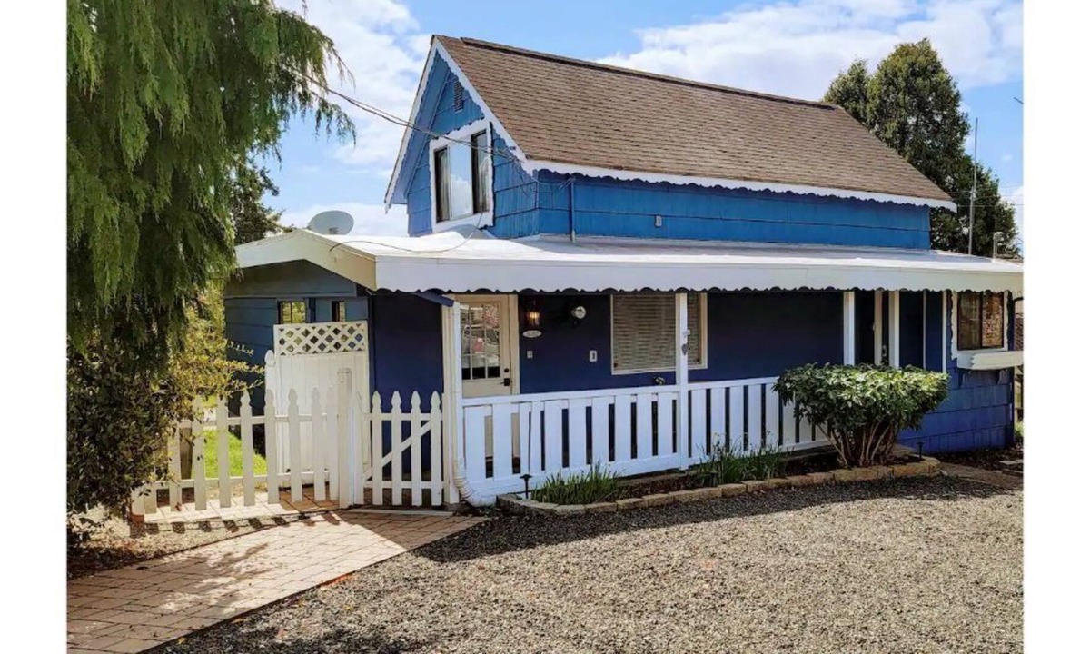 Kingston Cottage | Charming main street Kingston cottage - walk to ferry and waterfront!