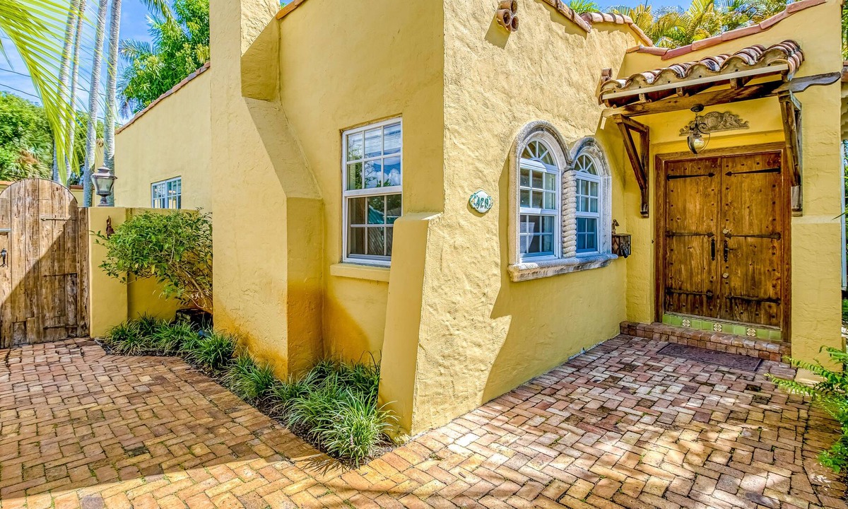 Pinewood Park House | Charming Mediterranean home with private backyard & separate cottage