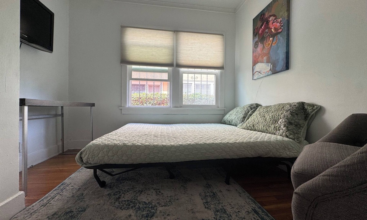 Mid-Wilshire House | Charming Mediterranean n 3-bedroom in West Los Angeles