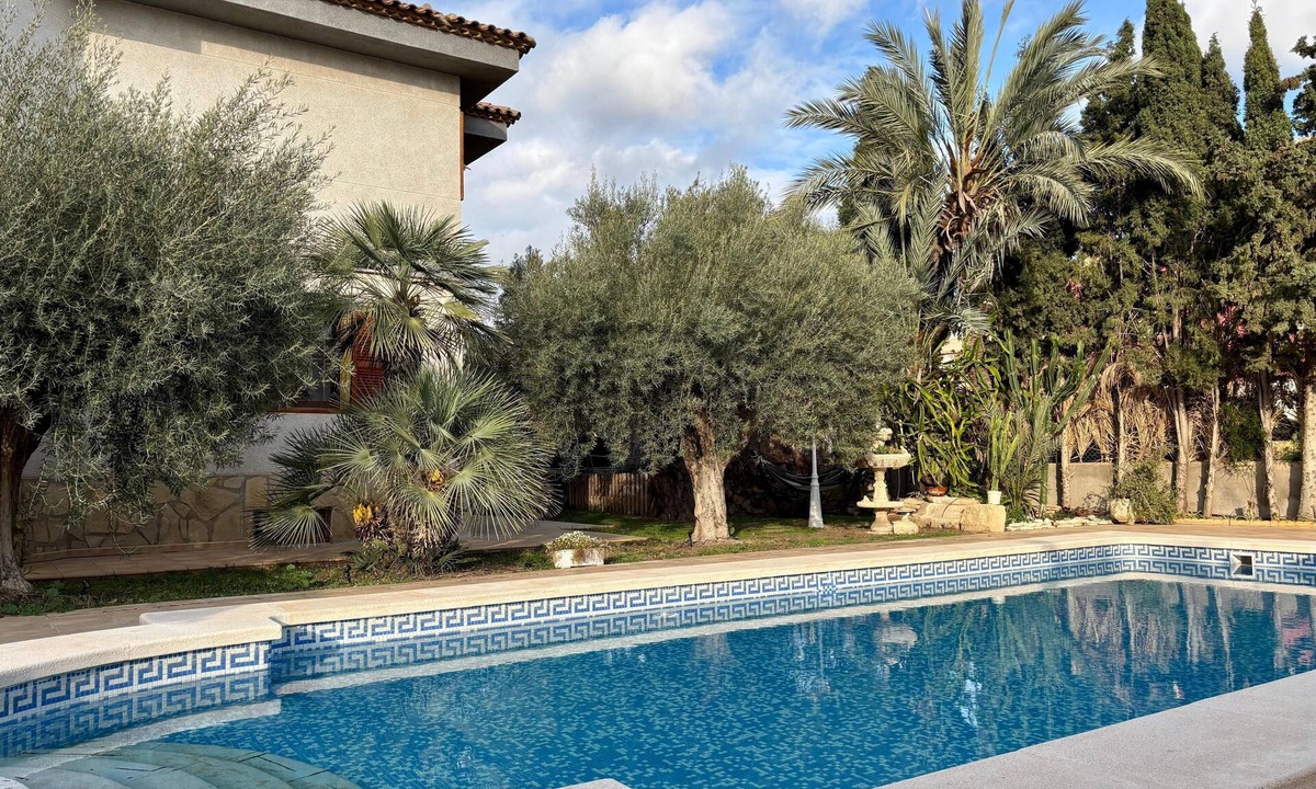 Mutxamel Villa | Charming Mediterranean Villa with Private Pool, A/C & BBQ Garden