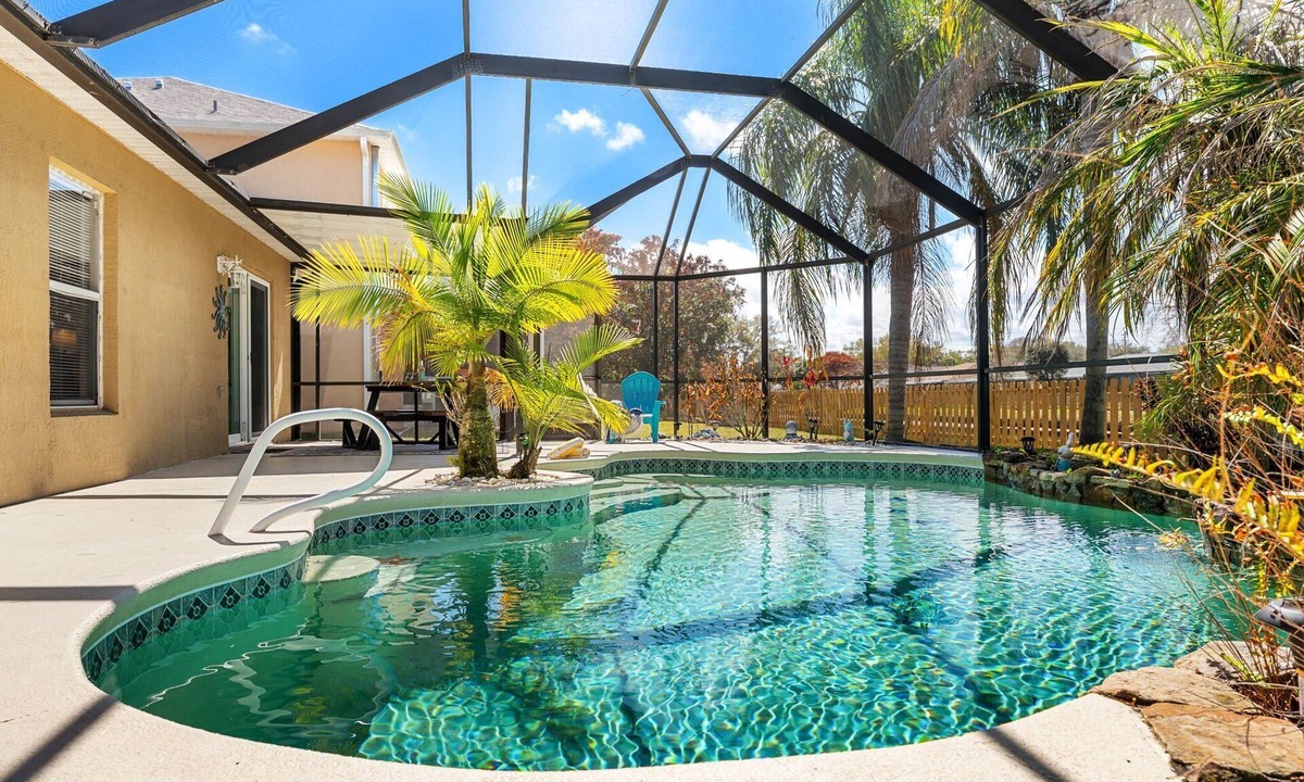Tropic House | Charming Melbourne Home — Private Pool & Screened Lanai, Central Location 🌴