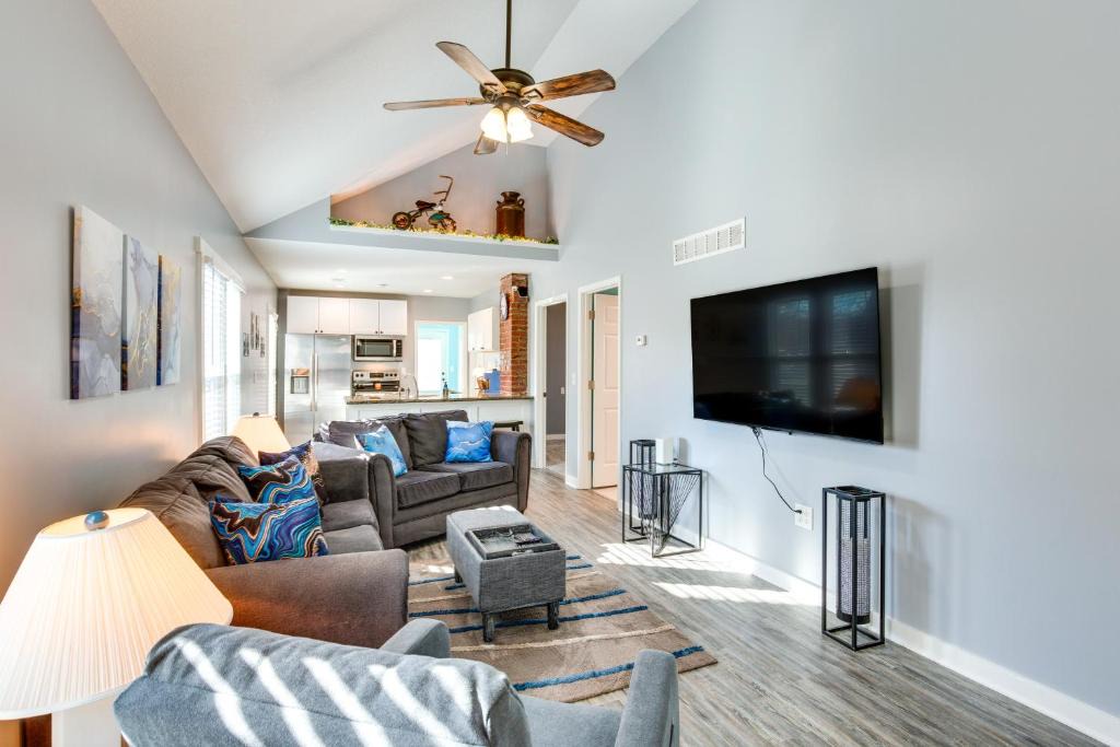 Pleasant Hill House | Charming Missouri Home < 1 Mi to Katy Trail!