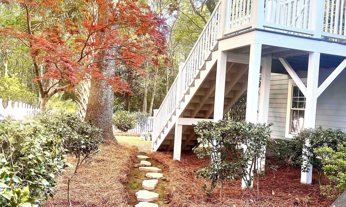 Charleston Apartment | Charming modern studio retreat nestled among trees in beautiful Daniel Island.