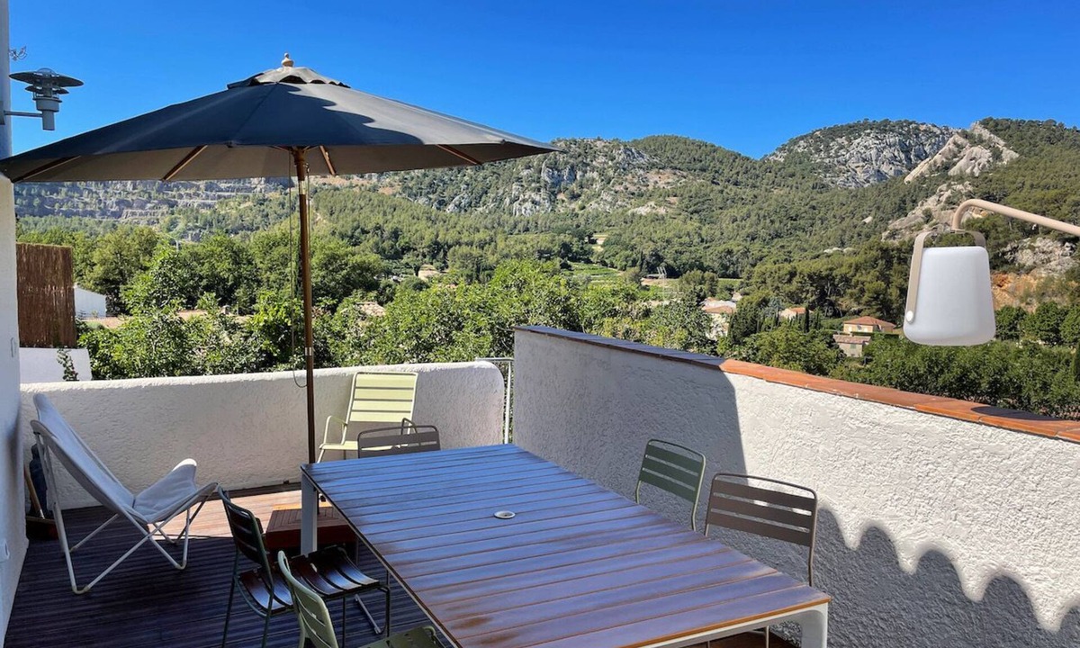 Evenos Villa | Charming modern villa with vineyard view