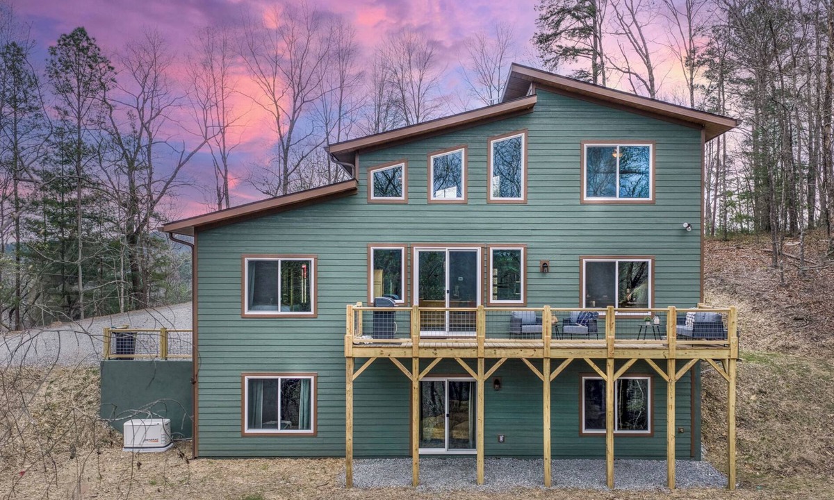 Ranger House | Charming Mountain Home- Gather, Relax, Explore