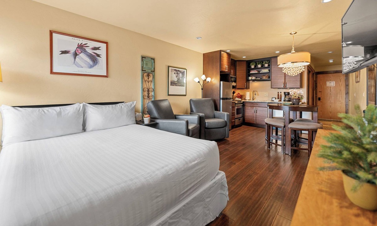 Frisco Condo | Charming Mountain Studio w/ Hot Tub Near Frisco Main St