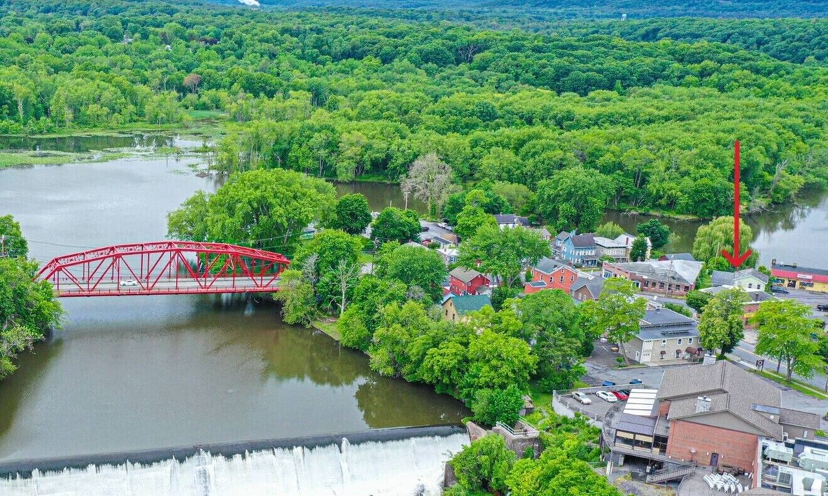Saugerties South Apartment | Charming Mountain-View Waterfront Retreat – Hot Tub, Sauna, Game Room & Fire Pit