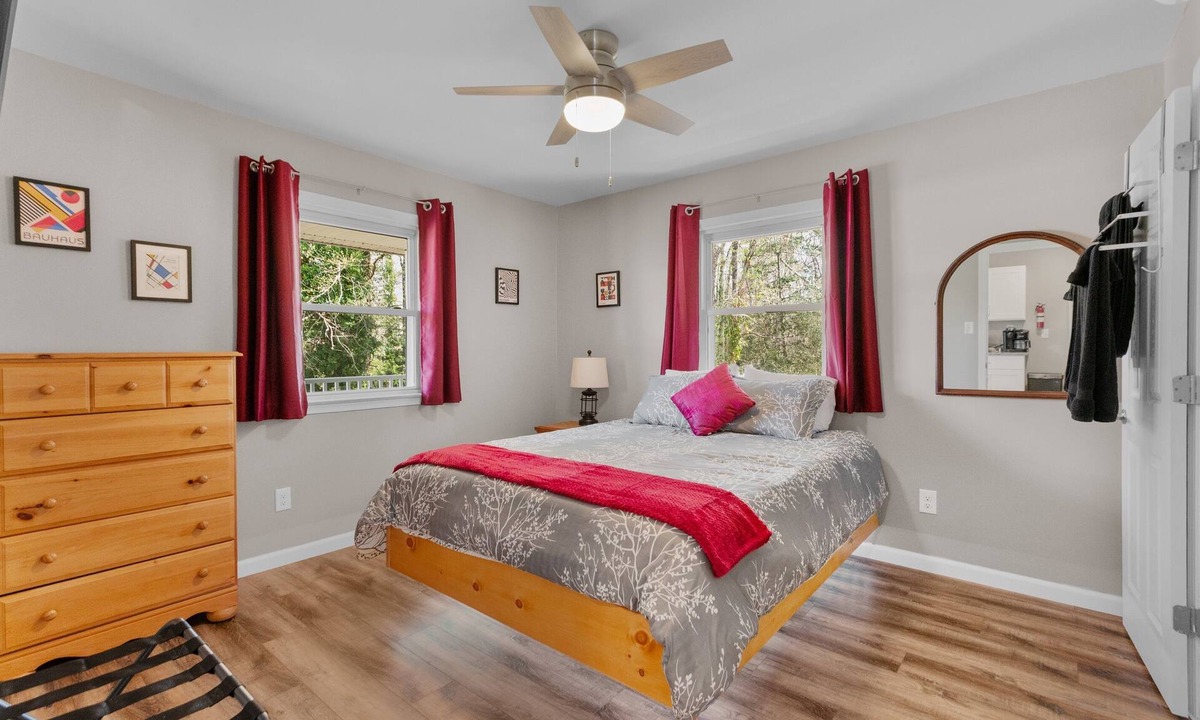 Prince George House | Charming New 3BR Retreat | Between Two Ponds