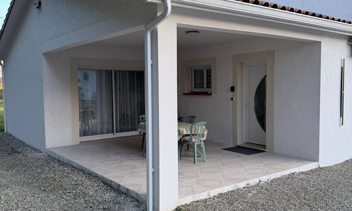 Saint-Porquier House | Charming new T3 ground floor with garden, terrace, shared parking and swimming pool.