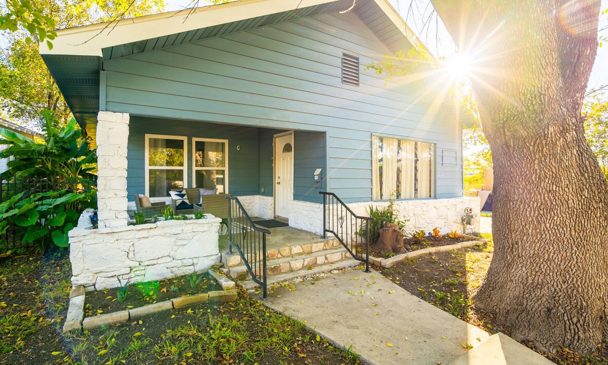 Highland Park House | Charming newly renovated 3 bed 2 bath - 2 miles from attractions