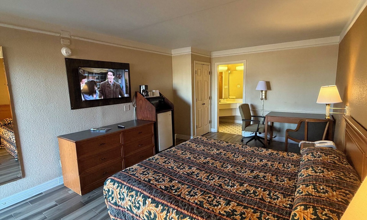 Clodine Hotel | Charming Non-Smoking King Bedroom in Lovely Houston with AC