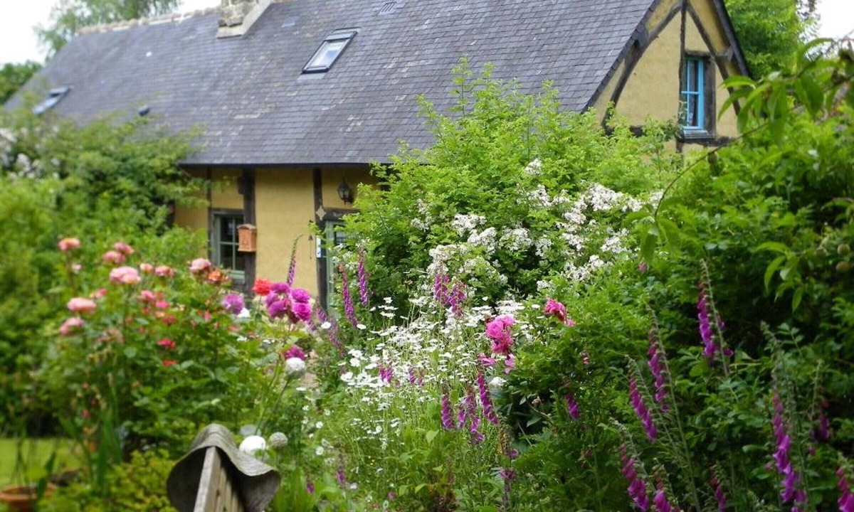 Sainte-Opportune Cottage | Charming Norman house with garden and WiFi