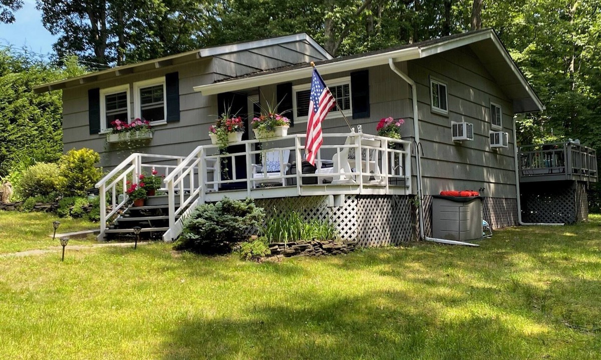 Peconic House | Charming North Fork Beach Cottage