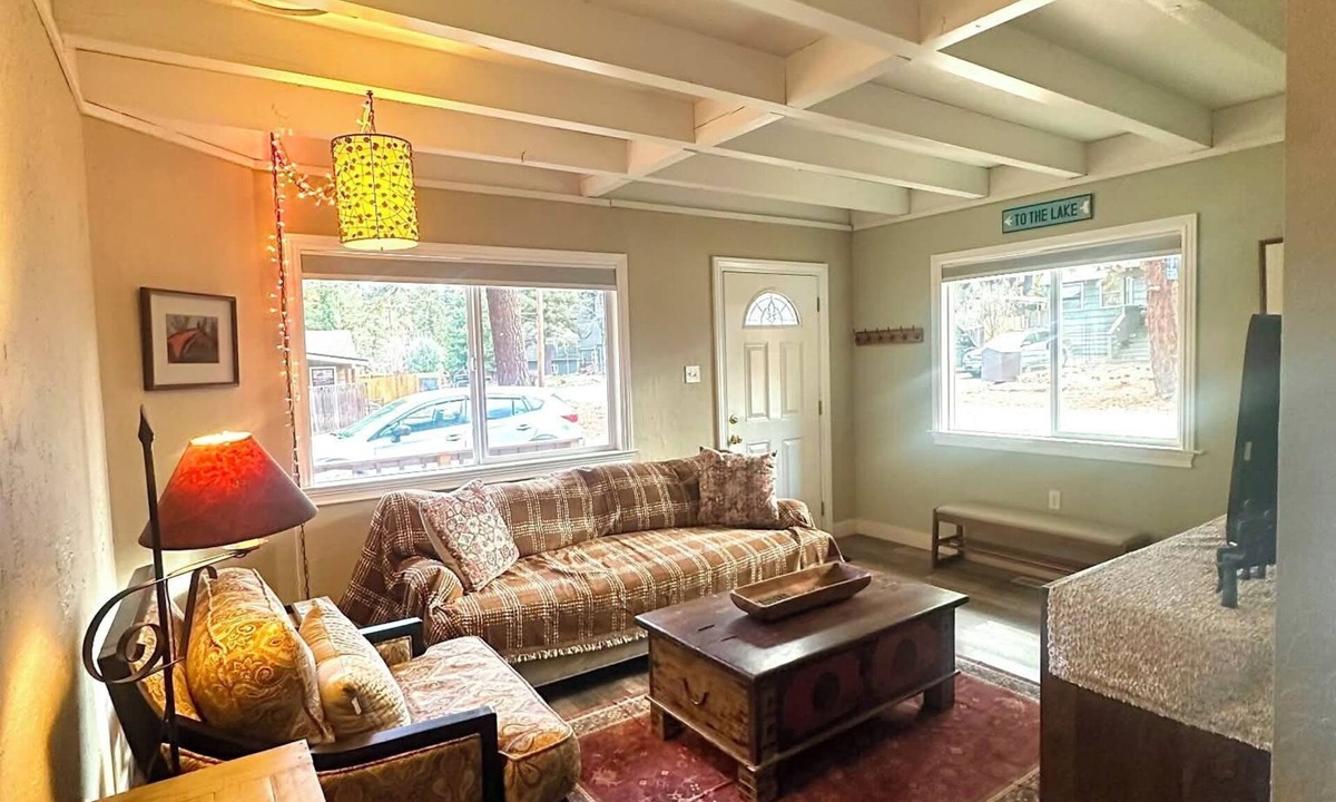 Tahoe Vista Cabin | Charming North Lake Tahoe cabin near beaches and trails.