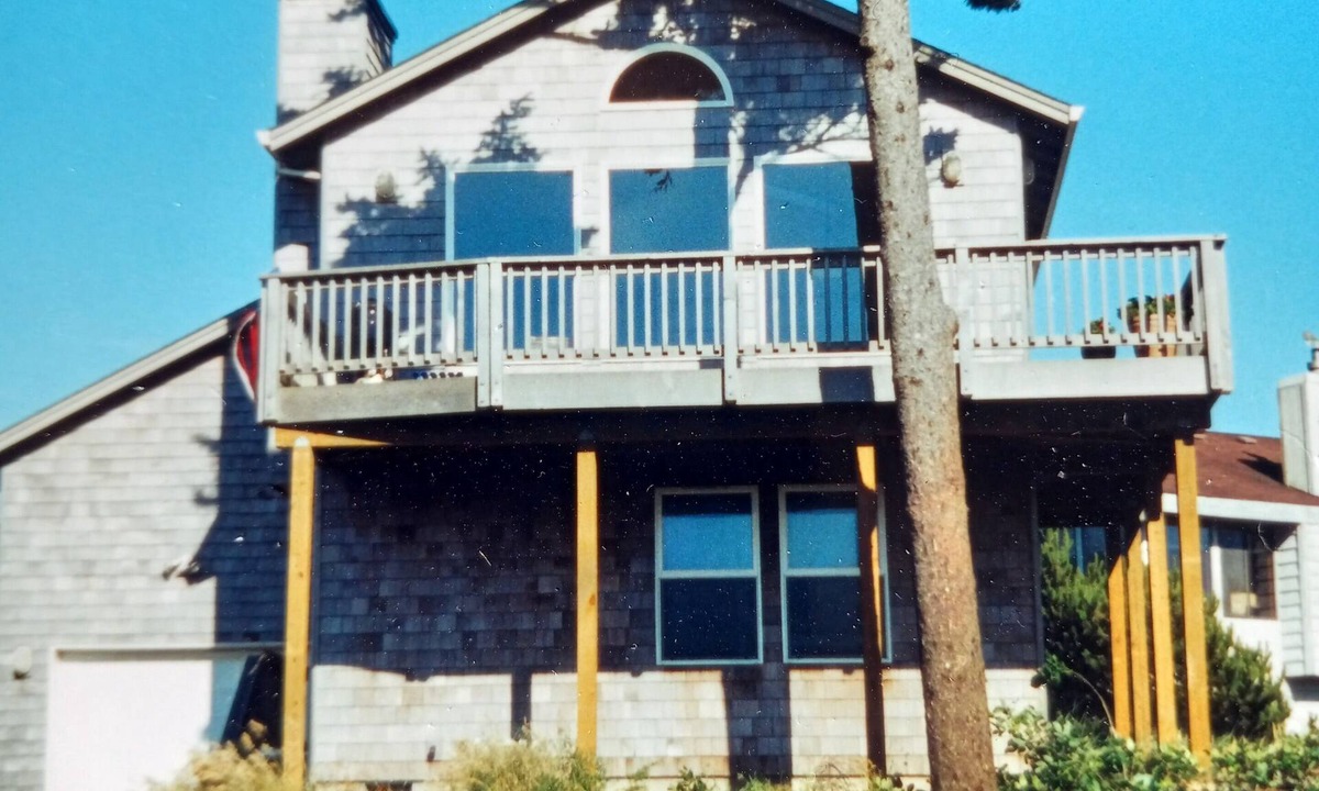 Manzanita House | CHARMING OCEAN VIEW BEACH HOUSE MCA#496