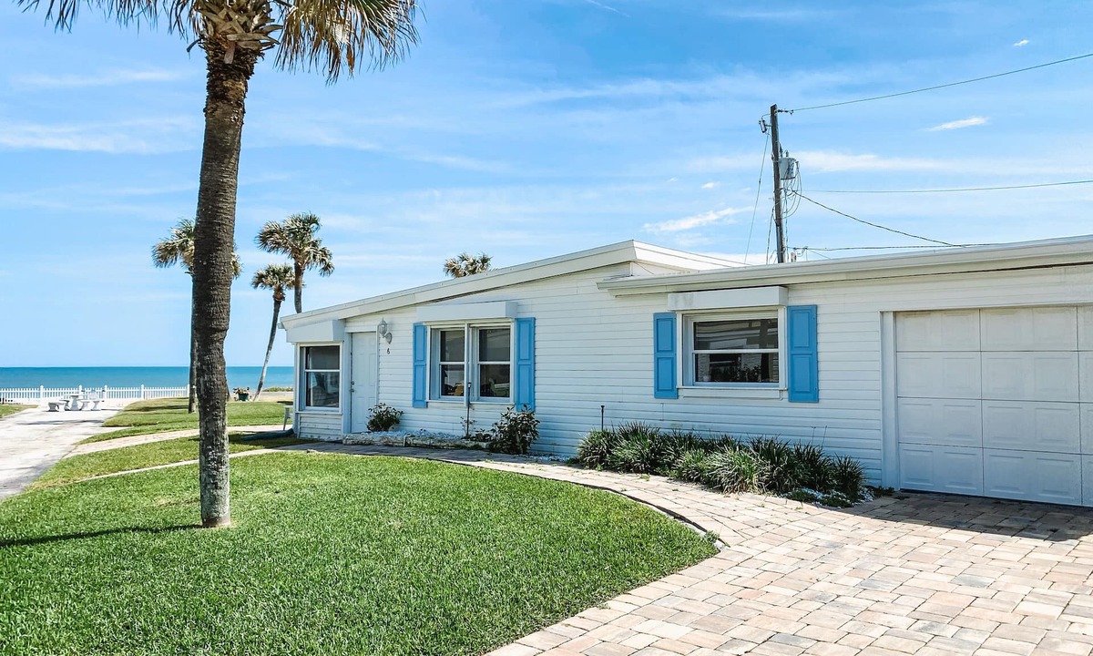 O'byrne House | Charming Oceanfront Beach Cottage - Excellent Value