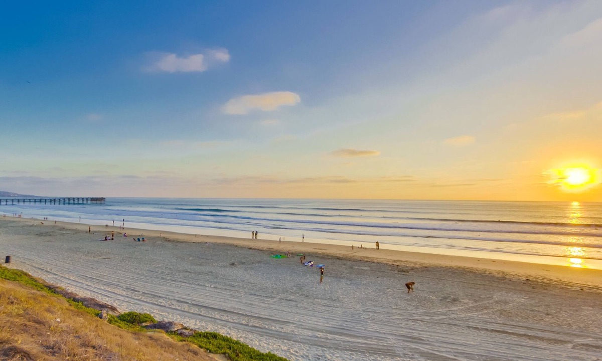 North Pacific Beach Condo | Charming Oceanfront view condo, pool, and parking