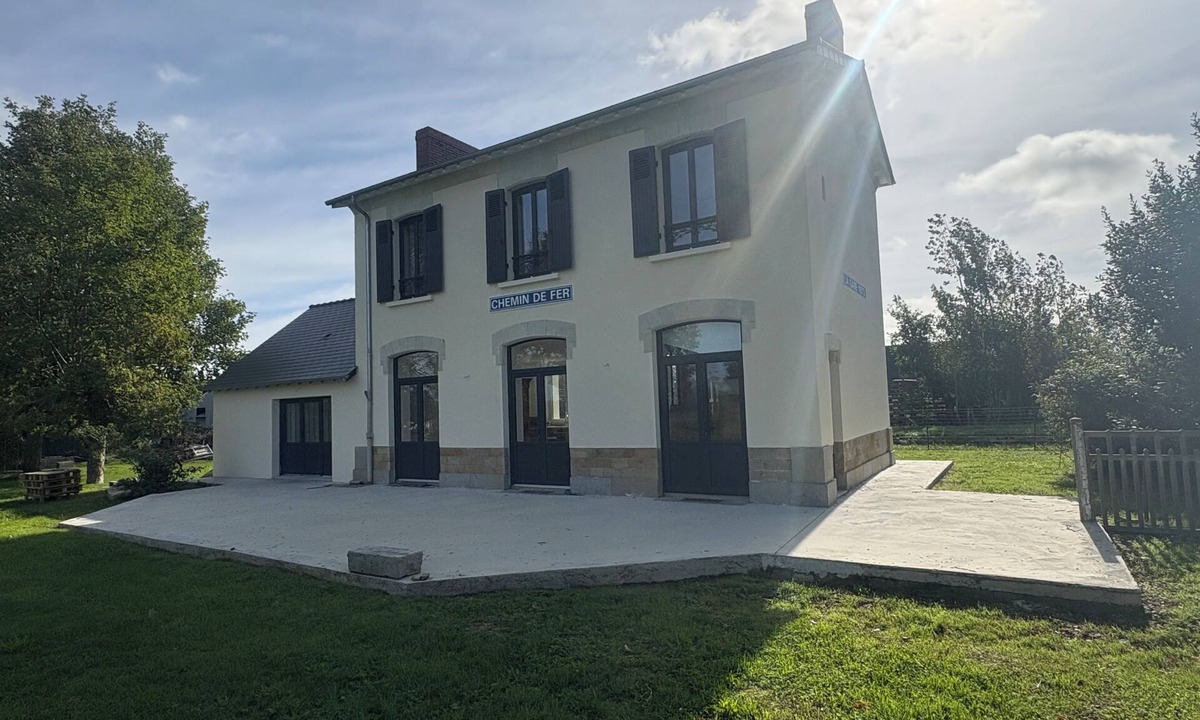 Noyant-la-Gravoyere House | Charming old railway station set in lush parkland