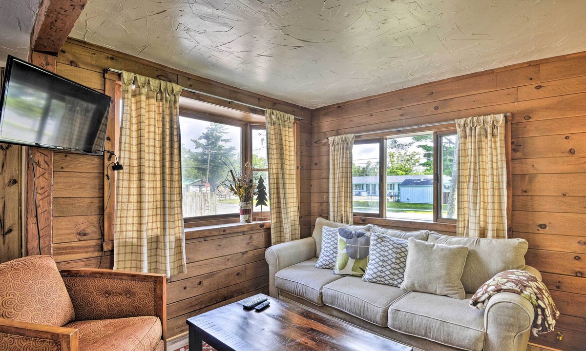 Town of Webb House | Charming Old Forge Home - Walk to Town & River!