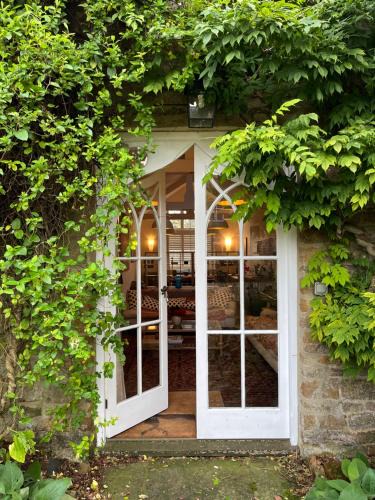 Woodford Halse Apartment | Charming Old Schoolroom