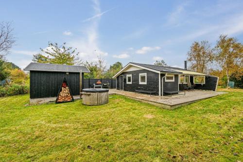 Elsegarde Strand House | Charming Older Holiday Home With Several Terraces, Annex, Hot Tub And Shelter Just A Few Minutes Walk From Elsegårde Beach And Close To Ebeltoft
