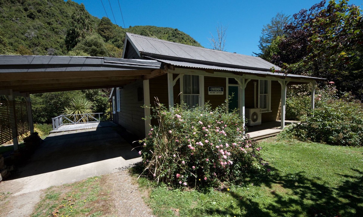 Reefton House | Charming older style cottage .