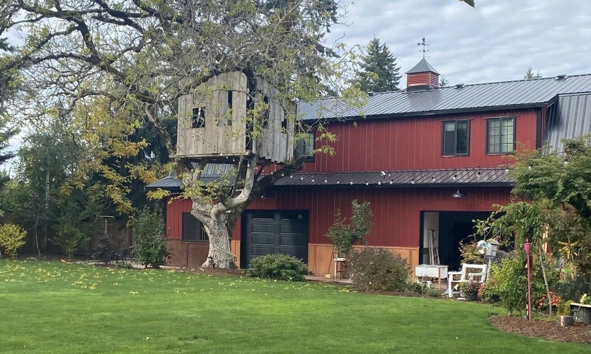 Aurora Apartment | Charming One-Bedroom Deck Apartment