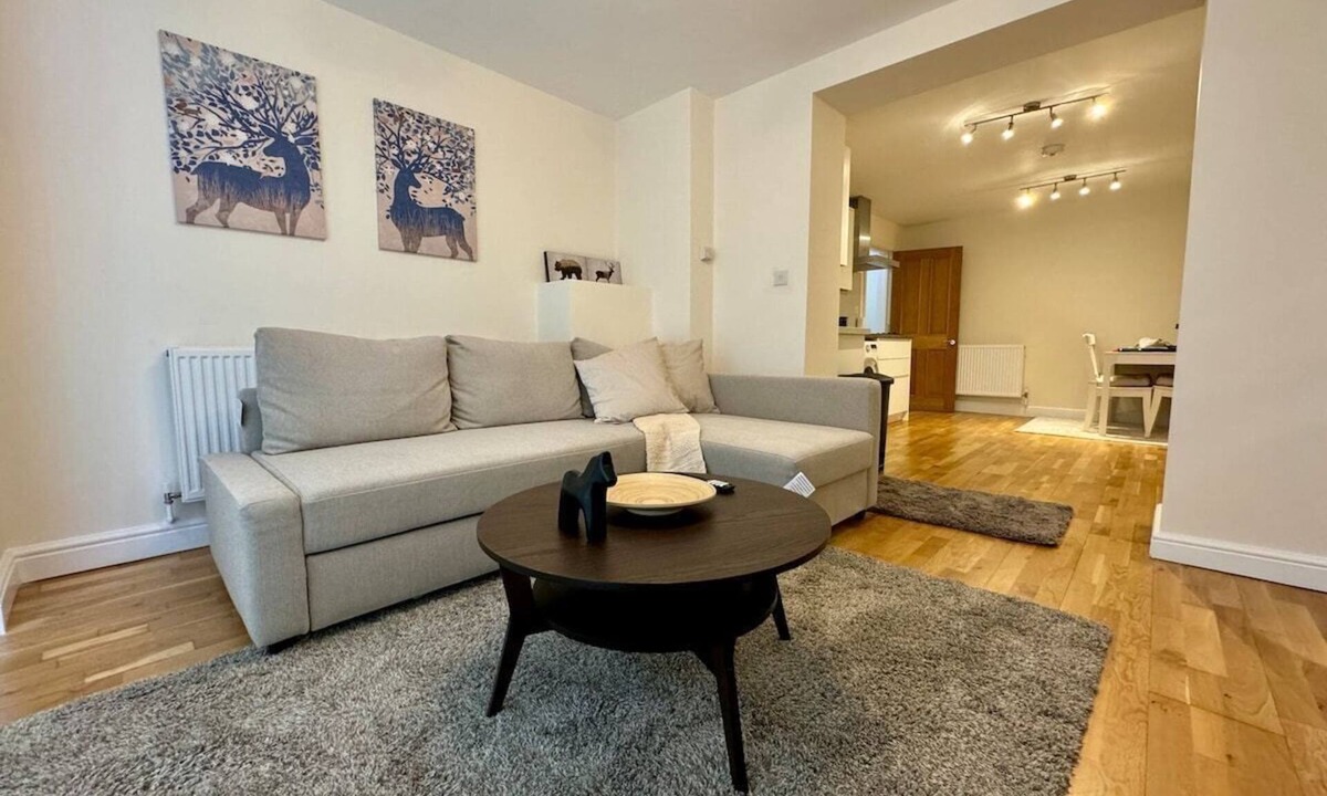 Westbourne Apartment | Charming OneBedroom Sutherland Ave Central LondonE