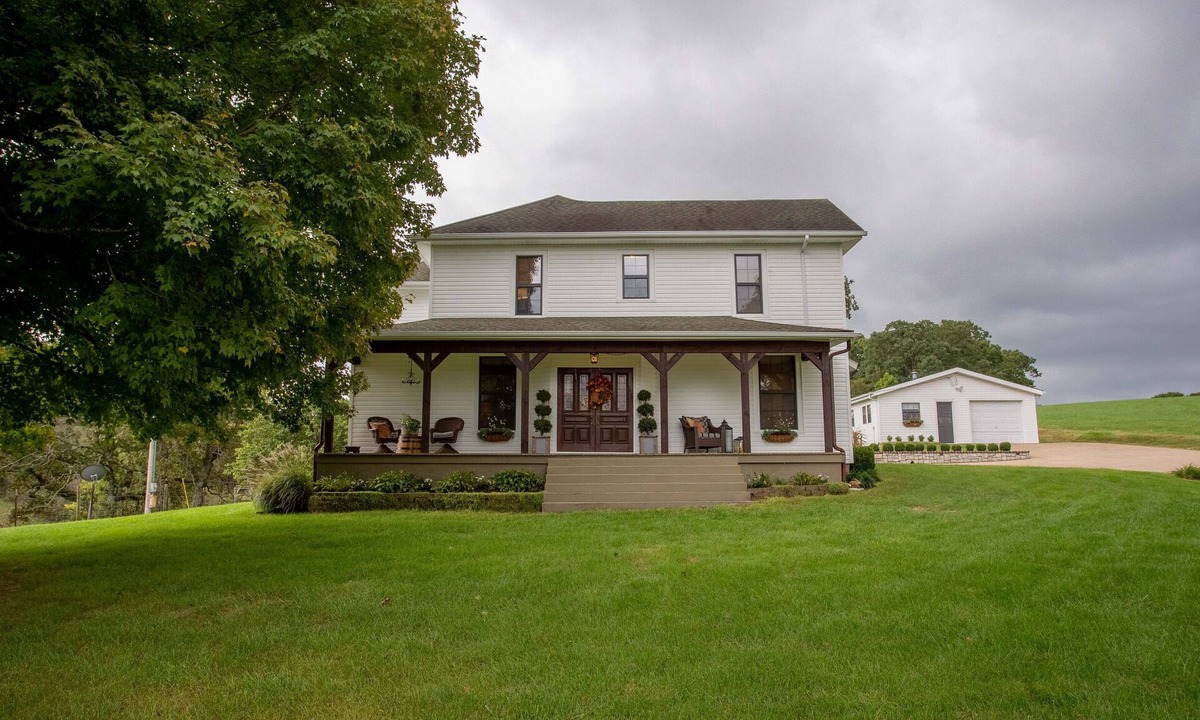 Ponce De Leon House | Charming Ozark Farmhouse Located Between Springfield and Branson, MO