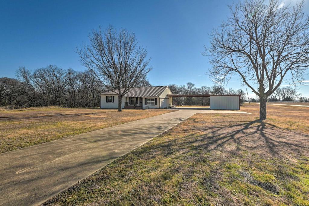 Ellis County House | Charming Palmer Family Home on 5 Acres!