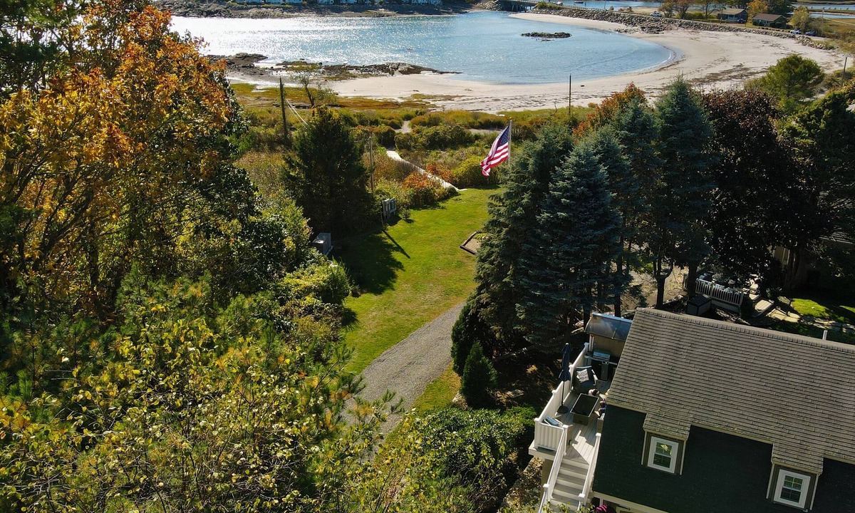 Cape Neddick Cottage | Charming, Peaceful Cottage steps to Cape Neddick Beach