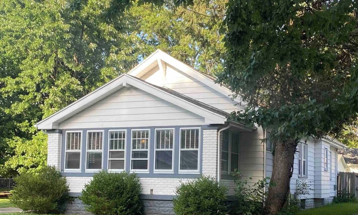 Terre Haute House | Charming Pet Friendly Bungalow