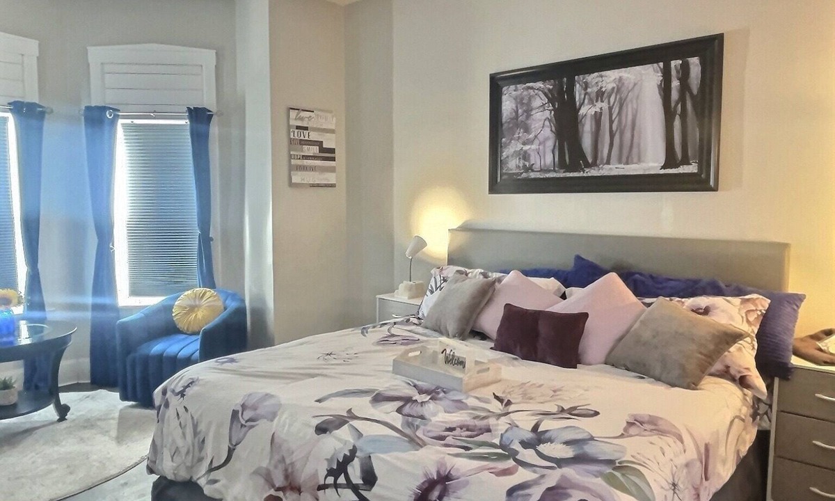 Belleville Bed & Breakfast | Charming pet friendly bed & breakfast with Washer/Dryer and King size Bed