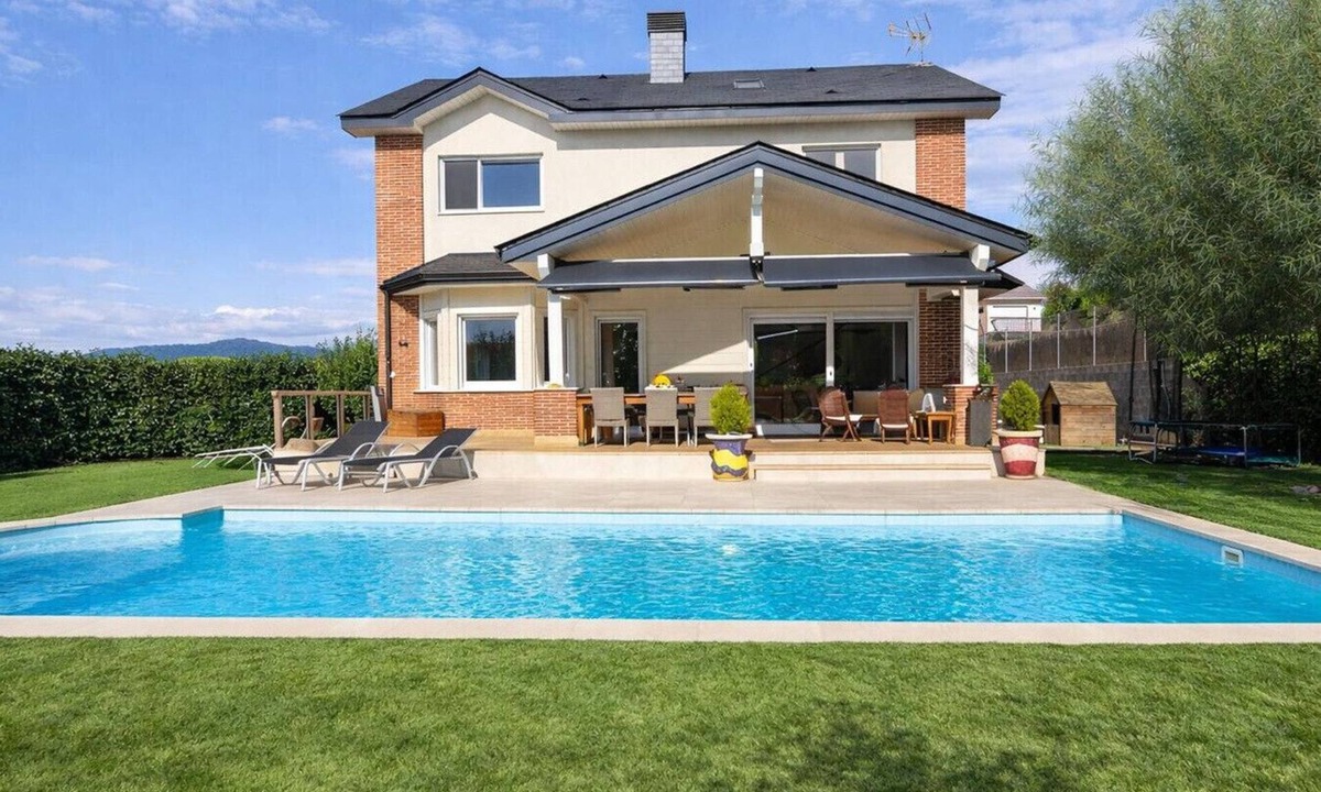 Llinars del Valles Villa | Charming pool villa near Barcelona - Walk to shops