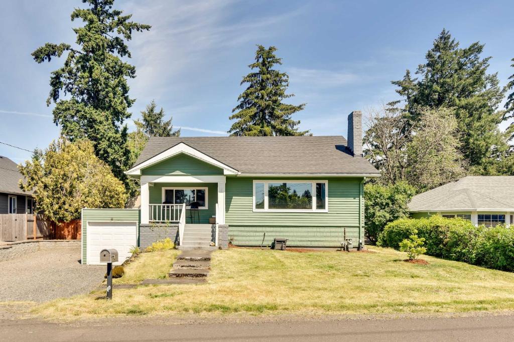 Oak Grove House | Charming Portland Home, Walk to Light Rail!