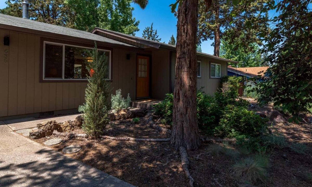 Larkspur House | Charming, private 2-bedroom house with WiFi, AC in convenient Bend neighborhood.