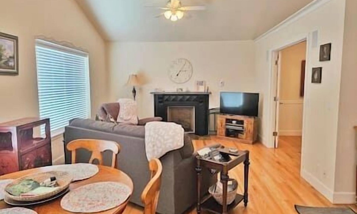 Myrtle Creek Cottage | Charming, Private Cottage near I-5 and Golf Course.