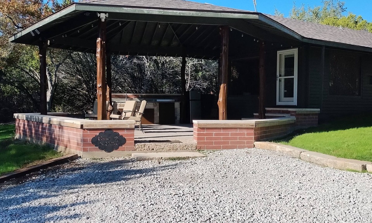 Valley Mills Cottage | Charming Private Cottage with Hot Tub in Valley Mills