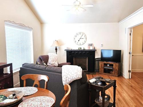 Myrtle Creek House | Charming, Private Cottage in Myrtle Creek