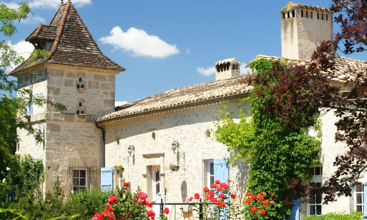 Moulinet House | Charming property -ideal for 8- with swimming pool surrounded by hazelnut trees